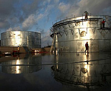 МЭА: стабилизироваться нефтерынку мешает большой объём запасённого сырья