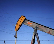 Нефть колеблется вблизи пика 2014 года, поскольку геополитика соперничает с поставками в США